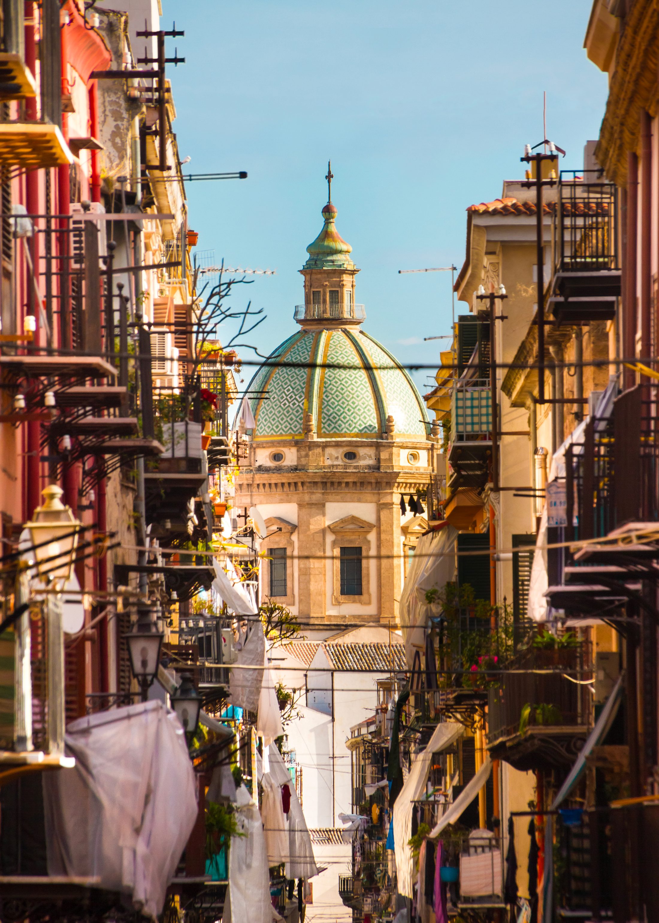 Veduta di Palermo all'alba — cupola barocca tra i vicoli del centro